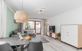 Cruwzo - Fantastic Apartment With Balcony And Parking